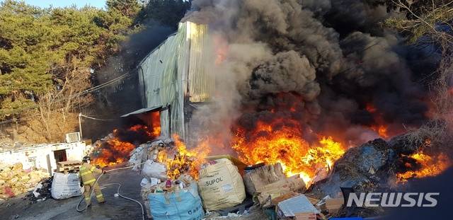 [창원=뉴시스] 강경국 기자 = 경남 창원시 의창구 동읍 플라스틱 분류업체에서 9일 오후 화재가 발생해 창고에 보관 중이던 재생 플라스틱이 불에 타고 있다. (사진=창원소방본부 제공). 2021.01.09. photo@newsis.com