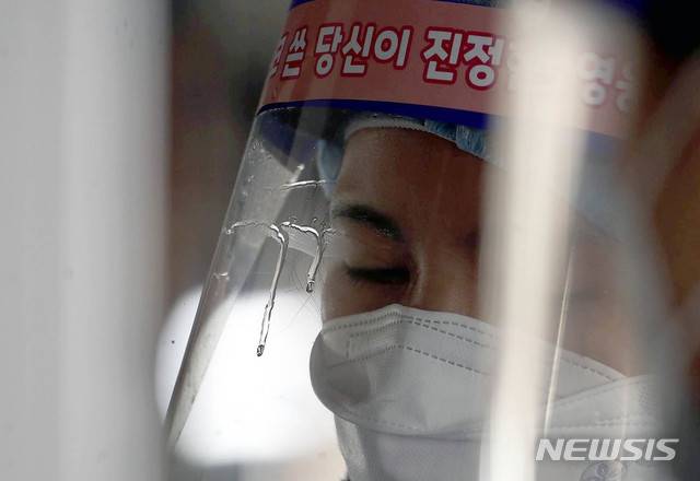 [광주=뉴시스] 변재훈 기자 = 광주·전남 대부분 지역에 한파경보가 내려진 8일 광주 북구 용봉동 선별진료소에서 의료진들의 페이스 쉴드에 성애가 끼여 있다. (사진=광주 북구 제공) 2021.01.08. photo@newsis.com