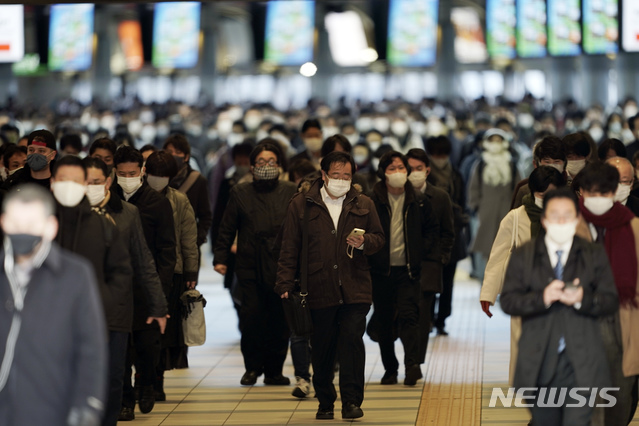 [도쿄=AP/뉴시스]지난 8일 일본 도쿄의 한 기차역에서 마스크를 쓴 출근길 시민들이 몰려나오고 있다. 스가 요시히데 일본 총리는 도쿄를 비롯한 3개 현에 코로나19 확산을 막기 위한 긴급사태를 선포해 8일부터 발효됐다. 2021.01.09.