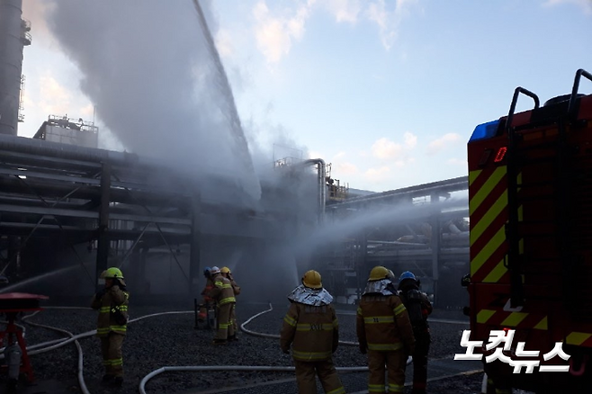 GS칼텍스 여수공장에서 화재가 발생해 소방대원들이 진화에 나섰다.여수소방서 제공