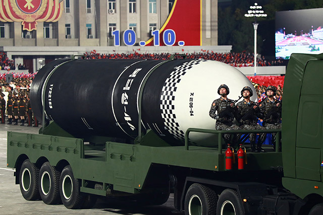 ▲ 지난해 10월 10일 북한이 당 창건 75주년 기념 열병식에서 공개한 신형 잠수함 발사 탄도 미사일(SLBM) ⓒ로동신문