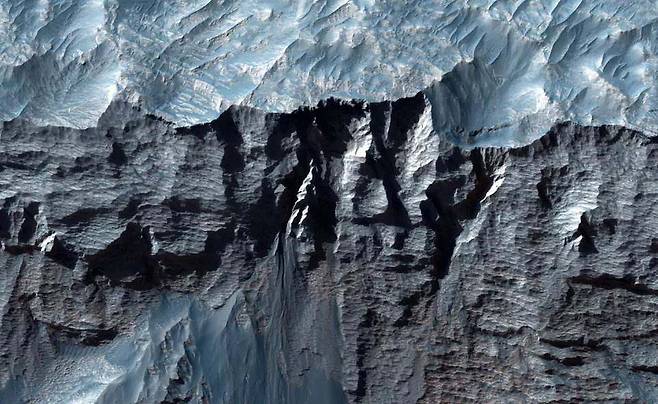 NASA가 새롭게 공개한 마리너 협곡의 클로즈업 사진