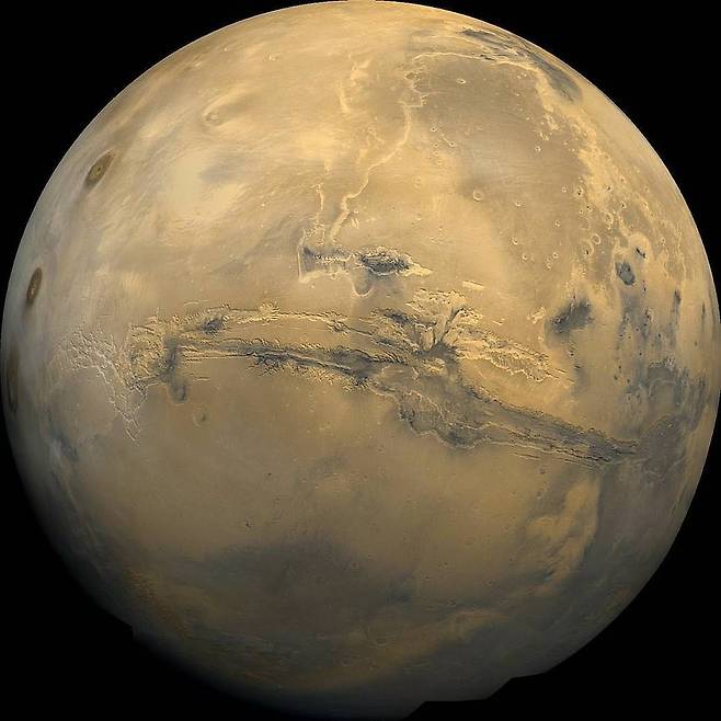 화성 적도 부근 길게 상처로 보이는 곳이 바로 마리너 협곡이다