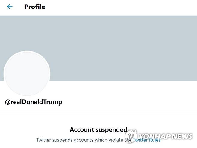 트위터, 트럼프 계정 영구정지 (서울=연합뉴스) 소셜미디어 트위터가 8일(현지시간) 도널드 트럼프 미국 대통령의 계정을 영구 정지시켰다.      트위터는 이날 "추가적인 폭력 선동의 위험 때문"이라며 트럼프 대통령의 계정에 대해 이같이 결정했다고 AP·로이터 통신이 보도했다.      트위터는 "트럼프 대통령 계정의 최근 트윗들과 이를 둘러싼 맥락, 특히 이들이 트위터 안팎에서 어떻게 수용되고 해석되는지를 면밀히 검토, 추가적인 폭력 선동의 위험성 때문에 이 계정을 영구 정지시켰다"고 밝혔다.      트위터는 특히 트럼프 대통령의 최근 트윗이 폭력을 미화하는 수준까지 도달했다고 지적했다. 2021.1.9 [트위터 캡처. 재판매 및 DB금지] photo@yna.co.kr