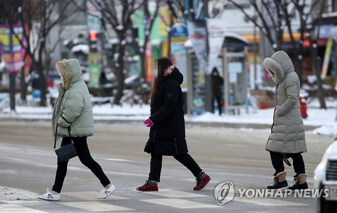 북극한파에 '완전 무장'한 출근길 (광주=연합뉴스) 조남수 기자 = 북극발 한파가 몰아닥친 8일 오전 광주 서구 치평동 거리에서 출근길 시민들이 길을 건너고 있다. 2021.1.8 iso64@yna.co.kr