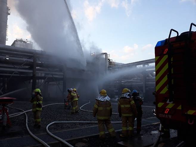 진화작업 나선 소방대원들 [여수소방서 제공.재판매 및 DB금지]