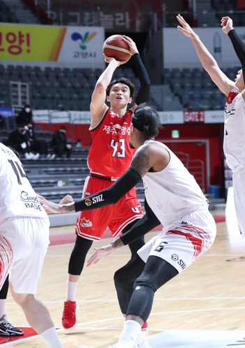 슈팅하는 이대성 [KBL 제공. 재판매 및 DB 금지]