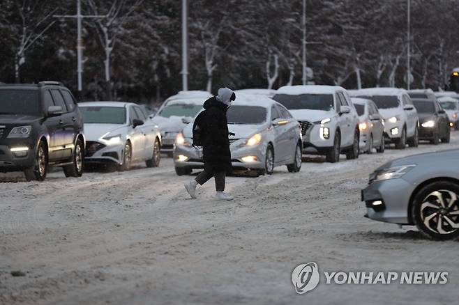 '눈이 너무 많이 왔네' [연합뉴스 자료사진]