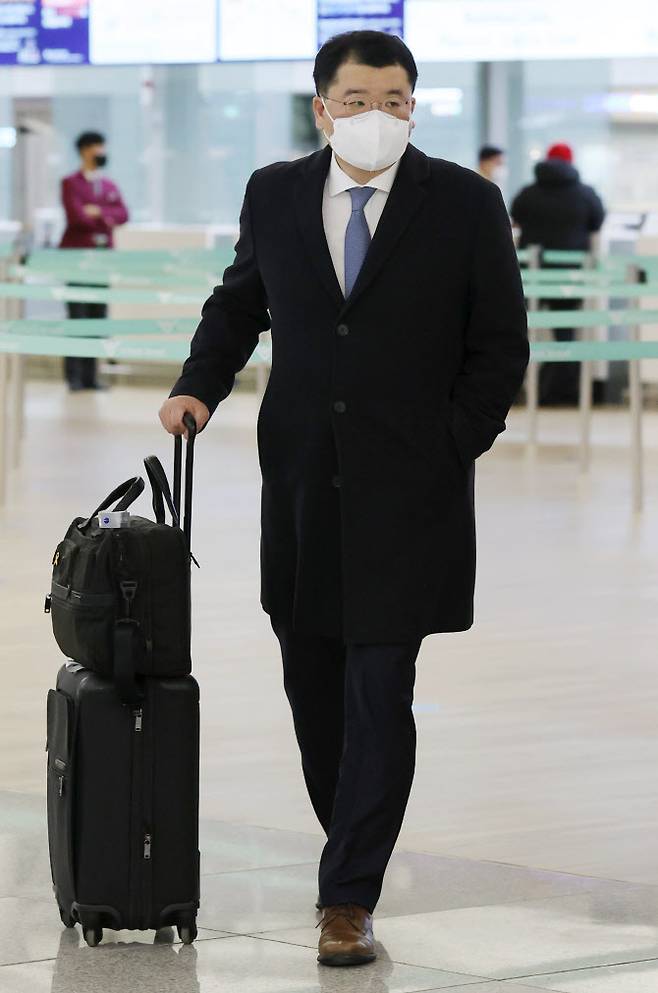 최종건 외교부 1차관이 9일 오후 인천국제공항 제1여객터미널에서 이란으로 가기 위해 출국 수속을 마친 뒤  출국장으로 향하고 있다. 최 차관은 카타르 도하를 경유해 이란 테헤란에 도착한 뒤 억류된 우리나라 국적 화학 운반선 ‘한국케미호’와 선원의 석방 교섭에 나선다.[사진=연합 제공]