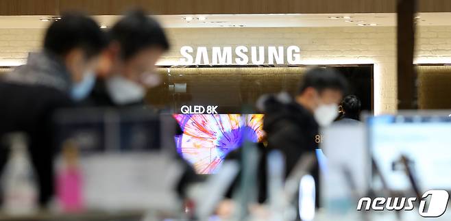 8일 서울 서초구 삼성전자 딜라이트룸에서 고객들이 삼성전자 제품을 둘러보고 있다. 2021.1.8/뉴스1 © News1 박지혜 기자