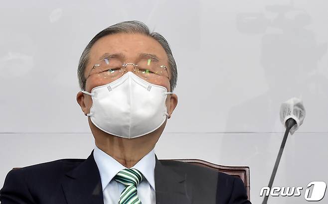 김종인 국민의힘 비상대책위원장이 4일 오전 서울 여의도 국회에서 열린 당 비상대책위원회의에서 생각에 잠겨 있다. 2021.1.4/뉴스1 © News1 신웅수 기자