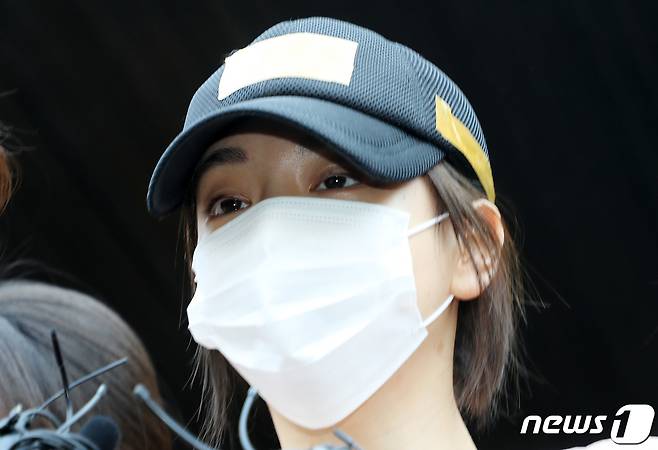 필로폰 투약 혐의로 구속됐던 황하나씨가 지난 2019년 12일 오전 경기 수원 영통구 수원남부경찰서에서 수원지방검찰청으로 송치되고 있다. 2019.4.12/뉴스1 © News1 조태형 기자