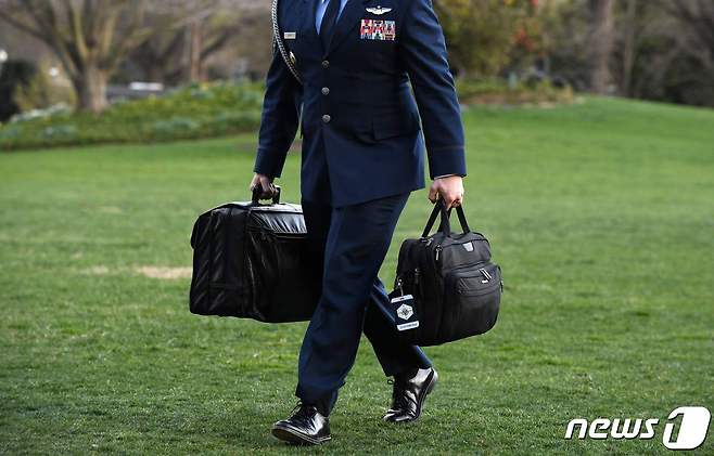 한 미국 장교가 '풋볼'이라고 불리는 미 대통령 직속 핵가방을 들고 걸어가고 있다. © AFP=뉴스1
