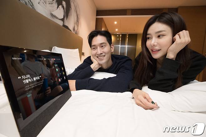 KT가 모던한 디자인에 이동성을 더한 인공지능(AI) TV ‘기가지니 테이블 TV 2’를 출시했다. © 뉴스1