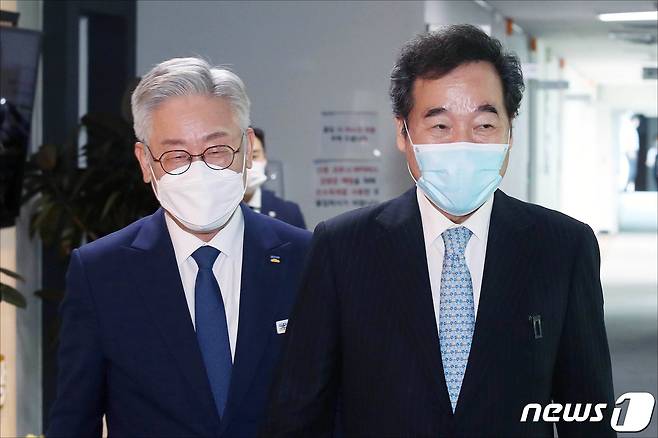 이낙연 더불어민주당 당대표 후보(오른쪽)가 30일 오전 경기도 수원시 팔달구 경기도청에서 이재명 경기도지사와 간담회를 위해 이동하고 있다. 2020.7.30/뉴스1 © News1 조태형 기자