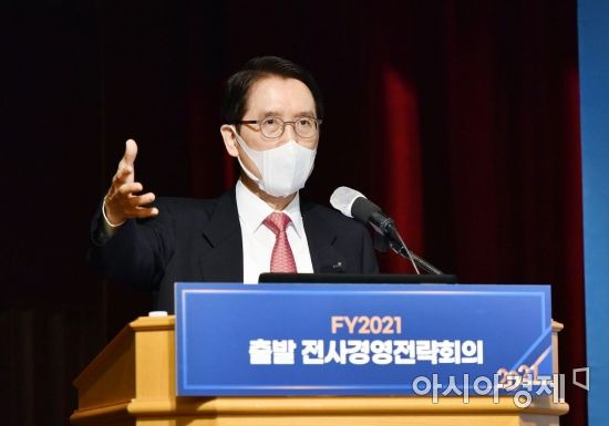 신창재 교보생명 회장은 8일 광화문 교보생명 본사에서 열린 '2021년 출발 전사경영전략회의'에서 이 같이 밝히며, '디지털 트랜스포메이션(Digital Transformation)'에 기반한 올해 경영전략을 공유했다.