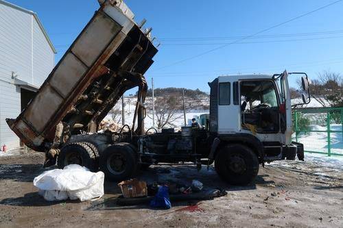 사진은 이날 불에 그을린 제설용 화물차. /연합뉴스
