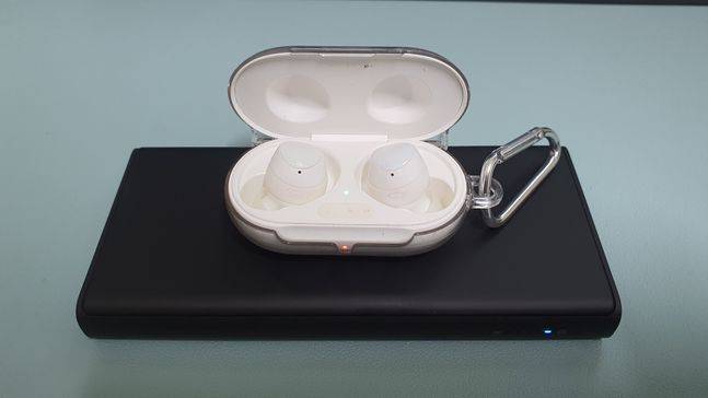 샤오미 2인(in) 1 스탠드형 보조배터리로 삼성전자 무선이어폰 ‘갤럭시버즈 플러스’를 충전하는 모습.ⓒ데일리안 김은경 기자