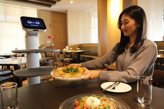 LG 클로이 서브봇(서랍형)이 룸서비스를 요청한 고객에게 필요한 비품을 객실로 배송했다. <LG전자 제공>