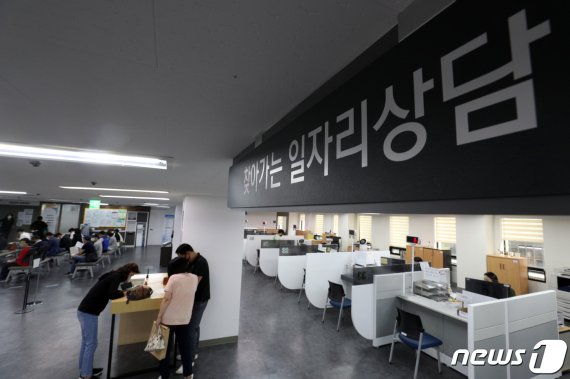 코로나19의 여파로 채용 취소·연기가 이어지고 있는 가운데 서울 마포구 서울서부고용복지플러스센터에서 시민들이 서류를 작성하고 있다. 뉴스1 제공