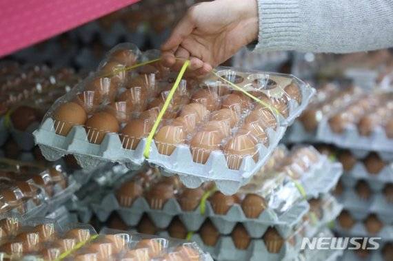 [서울=뉴시스]조수정 기자 = 고병원성 조류인플루엔자(AI)가 확산하며 계란 값이 상승하고 있는 6일 서울 한 마트에서 소비자가 계란을 고르고 있다. 2021.01.06. chocrystal@newsis.com <저작권자ⓒ 공감언론 뉴시스통신사. 무단전재-재배포 금지.> /사진=뉴시스화상