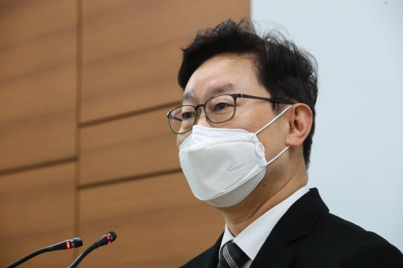 박범계 법무부 장관 후보자가 4일 오후 서울 서초구 서울고등검찰청사 기자실에서 취재진의 질문에 답변하고 있다. 사진=박범준 기자