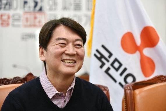 안철수 국민의당 대표가 지난 8일 국회 본청 당대표실에서 가진 파이낸셜뉴스와 인터뷰에서 주요 현안에 대한 자신의 의견을 밝히고 있다. 사진=서동일 기자