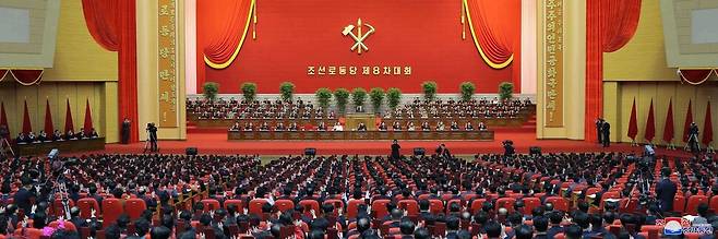 김정은 조선노동당 위원장을 포함한 노동당 8차 대회 대표자들이 9일 닷새째 회의에서 손을 들어 표결하고 있다. <조선중앙통신> 연합뉴스