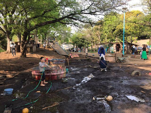 도쿄 시부야의 시부야하루노가와플레이파크 놀이터에서 어린이들이 즐거운 시간을 보내고 있다. 이동학 작가