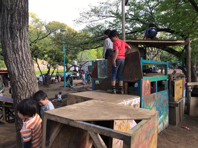 도쿄 시부야의 시부야하루노가와플레이파크 놀이터에서 어린이들이 즐거운 시간을 보내고 있다. 이동학 작가