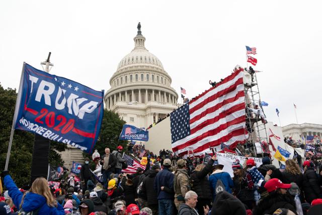 도널드 트럼프 미국 대통령 지지 시위대가 6일 워싱턴 국회의사당 진입을 시도하고 있다. 워싱턴=AP 연합뉴스
