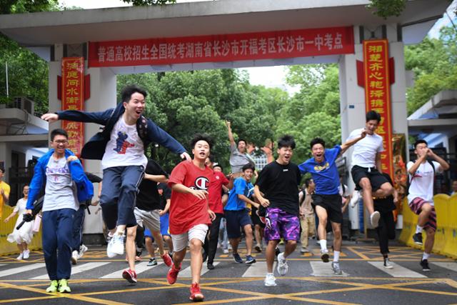 지난해 7월 중국 후난성 창사에서 대입시험을 마친 수험생들이 홀가분한 표정으로 뛰어나오고 있다. 창사=신화 뉴시스