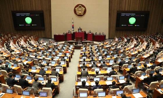 8일 서울 여의도 국회에서 열린 본회의에서 아동학대범죄의 처벌 등에 관한 특례법 일부개정법률안이 가결되고 있다. 뉴스1