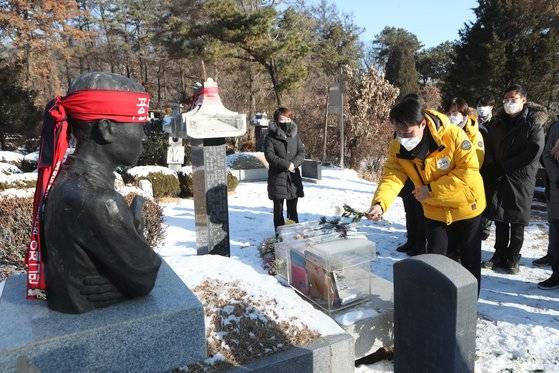 중대재해법 통과 후 전태일 찾은 정의당   (남양주=연합뉴스) 임병식 기자 = 정의당 김종철 대표가 10일 경기도 남양주시 모란공원 전태일 열사 묘역에서 헌화하고 있다.    국회는 지난 8일 본회의를 열어 중대재해법 제정안을 의결했다.
