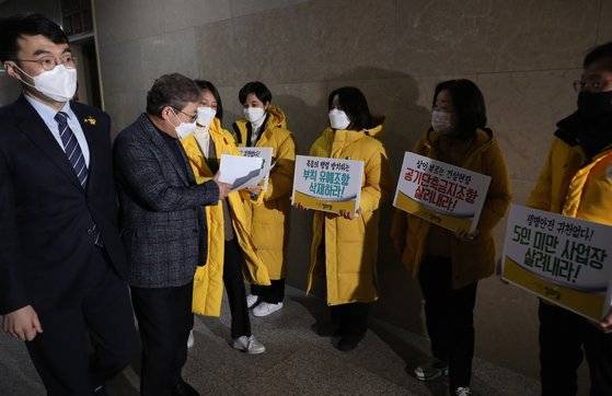 더불어민주당 의원총회가 열리는 7일 오후 국회 회의실 앞에서 정의당 의원들이 온전한 중대재해기업처벌법 제정을 촉구하며 민주당 의원들에게 호소하고 있다. 오종택 기자