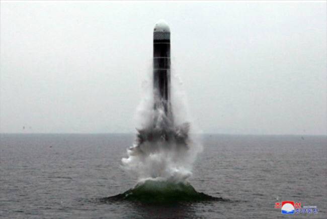 2019년 10월 북한이 잠수함발사탄도미사일(SLBM) ‘북극성-3형’을 성공적으로 시험발사한 모습. 연합뉴스