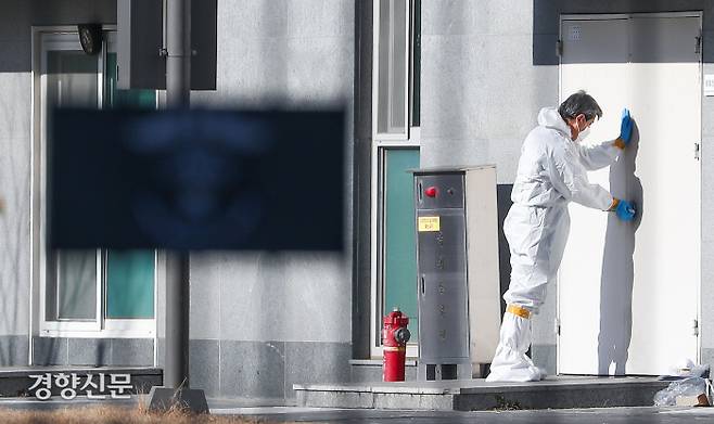 코로나19 6차 전수검사가 진행된 지난 5일 서울동부구치소에서 한 직원이 방호복을 입고 있다. 이석우 기자 foto0307@kyunghyang.com