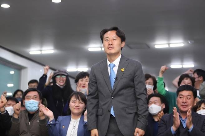 ▲사법농단을 밝혀 정의로운 판사라는 별명을 얻은 이탄희 더불어민주당 의원의 당선 당시 모습. 사진=연합뉴스