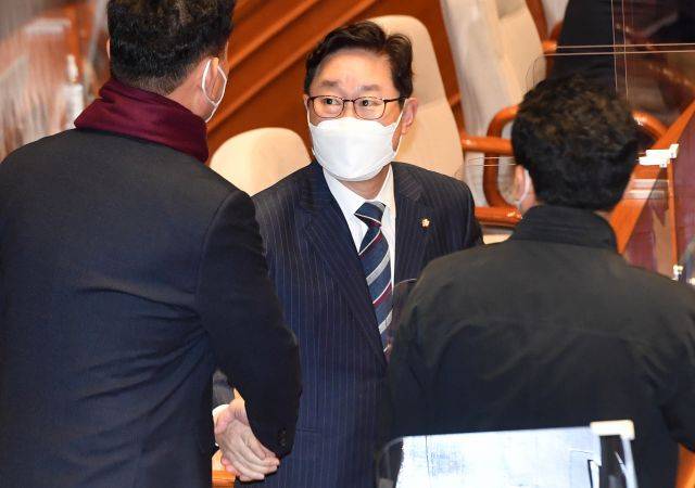 박범계 법무부 장관 후보자가 8일 서울 여의도 국회 본회의장에서 의원들과 인사하고 있다. 연합뉴스