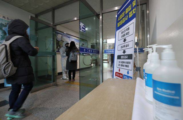 지난해 11월 21일 2021학년도 중등 교원 임용시험을 치르기 위해 수험생들이 입실하고 있다. 뉴시스