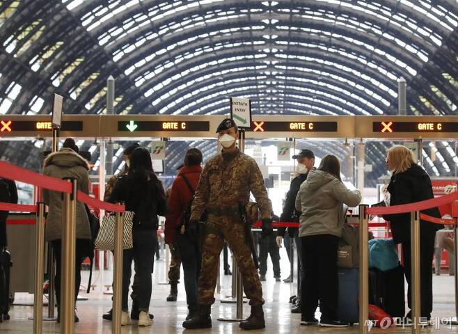 [밀라노=AP/뉴시스]9일(현지시간) 이탈리아 경찰과 군인들이 밀라노 주요 기차역에서 출발하는 승객들을 점검하고 있다. 주세페 콘테 이탈리아 총리는 신종 코로나바이러스 감염증(코로나19) 누적 확진자 수가 1만 명에 육박하자 "오는 10일부터 북부 지역에 한했던 일명 '레드존(적색지대·봉쇄)' 조치를 이탈리아 전역으로 확대한다"라고 밝혔다. 이에 따라 이탈리아 인구 6000만 명의 이동이 엄격하게 제한되며 긴급한 상황이 아니면 거주지역을 떠날 수 없게 됐다. 이동이 필요할 경우 경찰, 혹은 군에 자신의 이동 계획을 밝혀야 하며 이는 다음 달 3일까지 효력을 발휘한다. 2020.03.10.