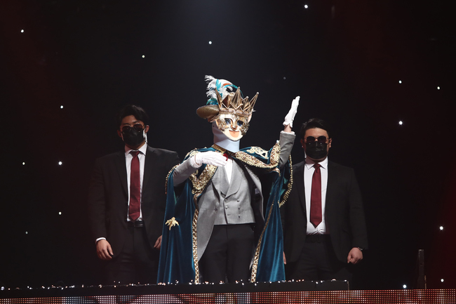 King of Mask Singer will the bouquet succeed in winning nine consecutive wins and take control of the topic?MBCs King of Mask Singer, which will be broadcast at 6:20 pm on January 10, will unveil the second-ranked Kawang Cat, the eighth-ranked winner, and the Duets stage of eight strongest masked singers.Last week, the cumulative number of views of the stage video of the Gawangs Cat, which has won eight consecutive wins and ranked second in the previous Gawang rankings, exceeded 6.5 million views, receiving a huge spotlight.At the same time, his 9th consecutive victory is also attracting attention with much interest and expectation.Attention is focusing on whether the topical Gawang Boutoutun can break the record of the Legend of Legend Music Captain Ha Hyun-woo, and what stage heals and attracts the topic today.In addition, attention was drawn as it was expected that a thorn field road would be unfolded in the front of the Kawang Cat, which is challenging the 9th consecutive victory.After seeing the stage of a masked singer, former singer Daewon said, It will be a great game to expect. Yoon Sang-eun said, It will be a Legend singer with a minimum of 20 years of experience.Identity of the masked singer who has received the attention of the judges from the stage of the Duets is raising questions about who will be able to advance to the Gawangjeon and prevent the 9th consecutive victory of the Buktuk Cat.Meanwhile, Seo Eunkwang of Idol Director BtoB was noticed as he played a big role in the judgment single.He showed off his dignity as a director by showing a beautiful dance as well as a masked singer and BtoB dance.Attention is also being paid to what kind of gesture and stage Seo Eunkwang, who returned in two and a half years, would have shown and whether he could become an Idol discriminant by showing off his current Idol record.