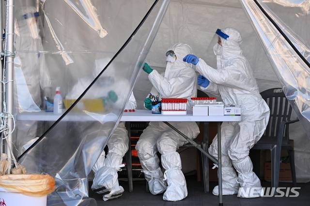 [수원=뉴시스] 김종택기자 = 16일 오후 경기도 수원시 팔달구 수원역 광장에 설치된 신종 코로나바이러스 감염증(코로나19) 임시 선별 검사소에서 의료진이 검체채취를 준비하고 있다. 2020.12.16.jtk@newsis.com