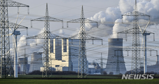 [베르그하임=AP/뉴시스]산업통상자원부는 겨울철 미세먼지 배출을 줄이기 위해 지난 12월 한 달간 석탄발전기 가동을 최대 17기까지 정지했다고 10일 밝혔다. 사진은 독일 베르그하임의 독일전기(RWE) 니더라우셈 화력발전소 굴뚝에서 연기가 뿜어져 나오는 모습. 2020.01.14.