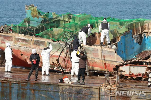 [서귀포=뉴시스]우장호 기자 = 4일 오전 제주항 2부두 방파제 인근 해상에서 한림선적 저인망어선 32명민호(39t·승선원 7명) 선미 인양작업이 완료돼 수색이 진행되고 있다. 2021.01.04. woo1223@newsis.com