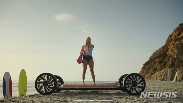 [서울=뉴시스] 상어 공격에서 살아남은 외팔 서퍼 베서니 해밀턴(Bethany Hamilton)이 얼티엄 플랫폼 위에 서서 'Everybody In' 캠페인을 설명하고 있다. (제공=GM)