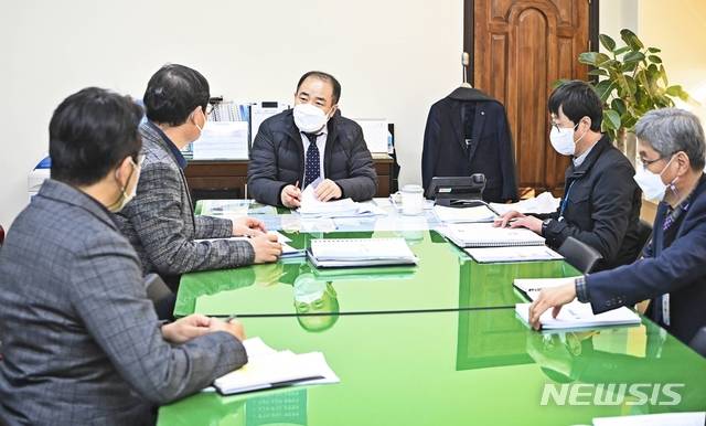 [음성=뉴시스]이준경(가운데) 음성부군수 주재 업무계획 보고회. (사진=음성군 제공) photo@newsis.com