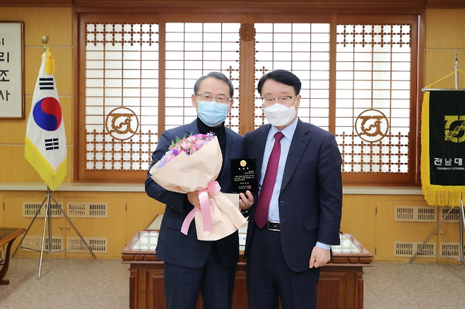 김형순 한국화학공학회 회장과 정병석 전남대 총장. 전남대 제공