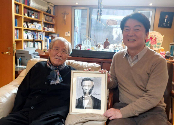 안철수 대표, 김동길 교수 만나 링컨 액자 선물 받아 - 지난 9일 국민의당 안철수 대표가 2012년 자신의 대선후보 자진사퇴를 맹비난했던 김동길 연세대 명예교수를 만나고 서울시장 보궐선거 완주 의지를 다졌다고 밝혔다. 사진은 안철수 대표(오른쪽)와 김동길 명예교수. 2021.1.10 [안철수 대표 페이스북 캡쳐. 재판매 및 DB 금지] 연합뉴스