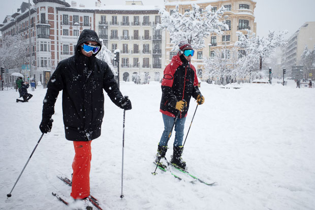 50년만의 대폭설로 대중교통이 마비된 스페인 마드리드에서 스키를 타고 나온 주민들의 모습./신화통신 연합뉴스